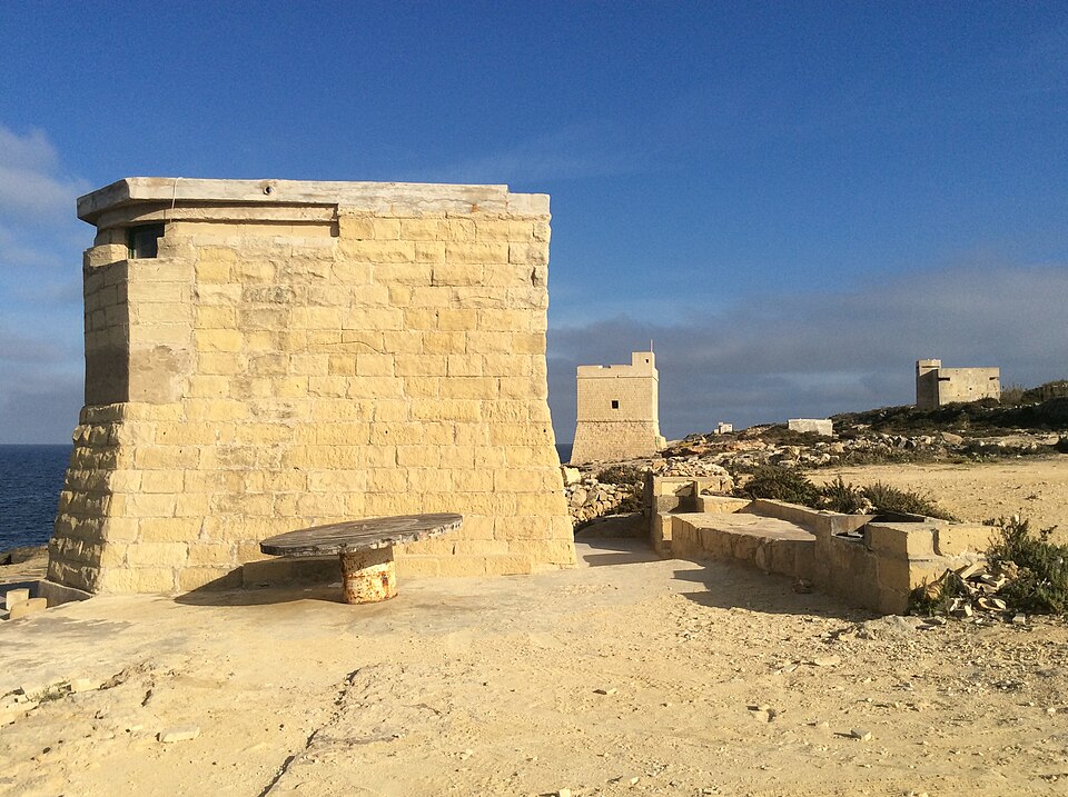 Fayl:Towers and pillboxes in Marsascala.jpeg