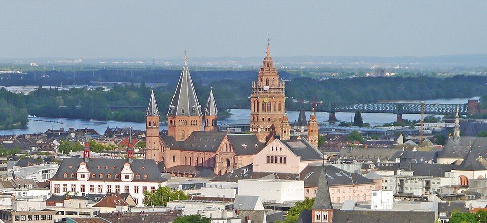 Fayl:Alte-Uni+Mainzer-Dom+Staatstheater-vom-Bonifaziusturm-A-741-a.jpg