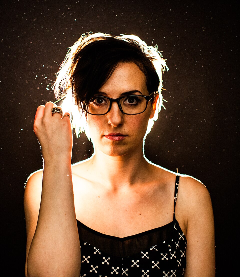 Fayl:Audrey Assad 2013a cropped.jpg