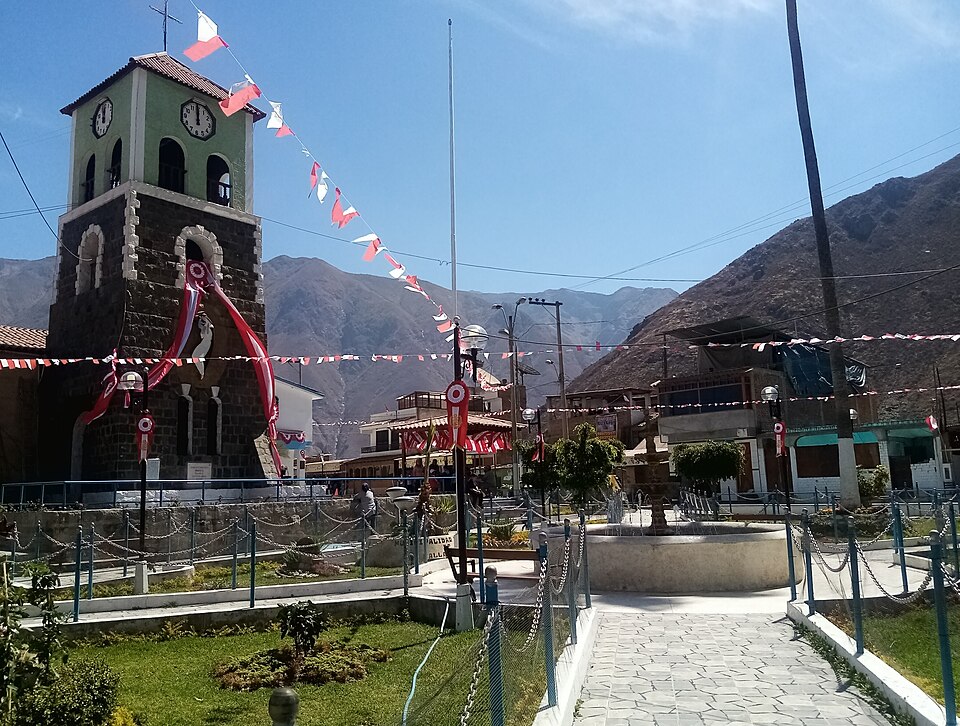 Fayl:Callahuanca Main Square - 1.jpg