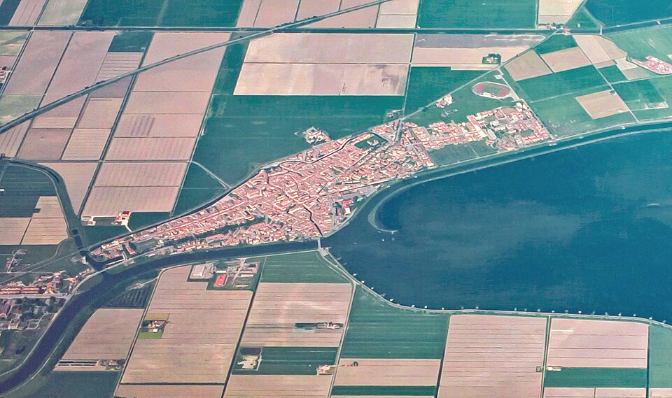 Fayl:Comacchio, Ferrare, Emilia-Romagna, Italie.jpg