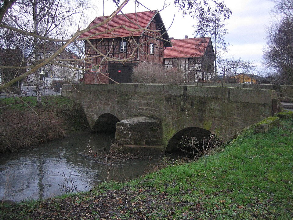 Fayl:Emsbachbrücke Obervorschütz.JPG