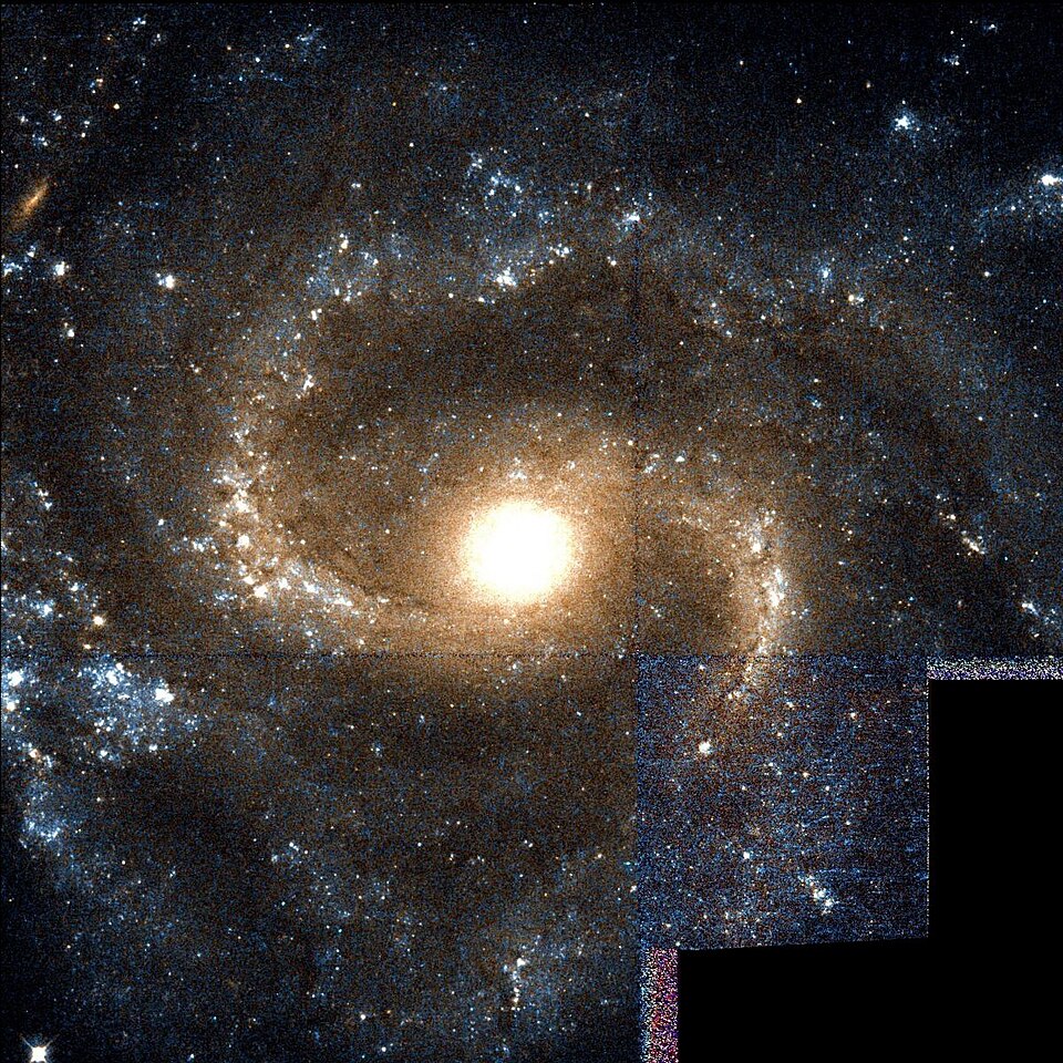 Fayl:NGC 1042 Hubble WikiSky.jpg