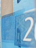 Kipp effekti banknotning o'ng tomonida o'tkir burchak ostida ko'rinadi