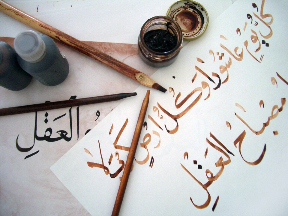 Fayl:Learning Arabic calligraphy.jpg