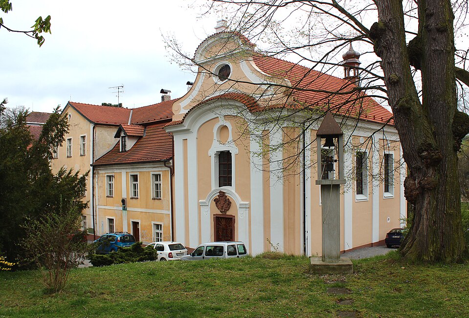 Fayl:Ostředek Castle 2.jpg