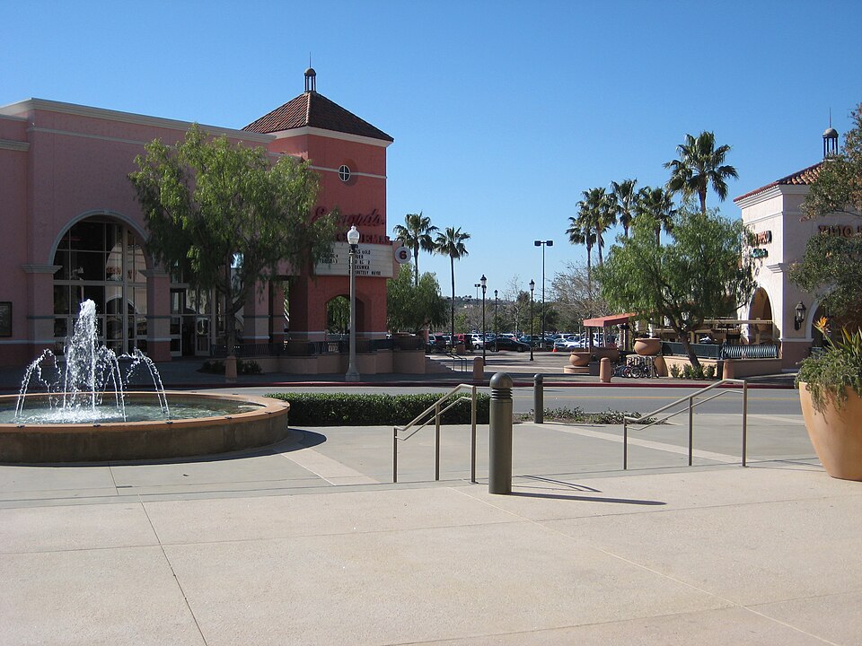 Fayl:Rancho Santa Margarita plaza.jpg
