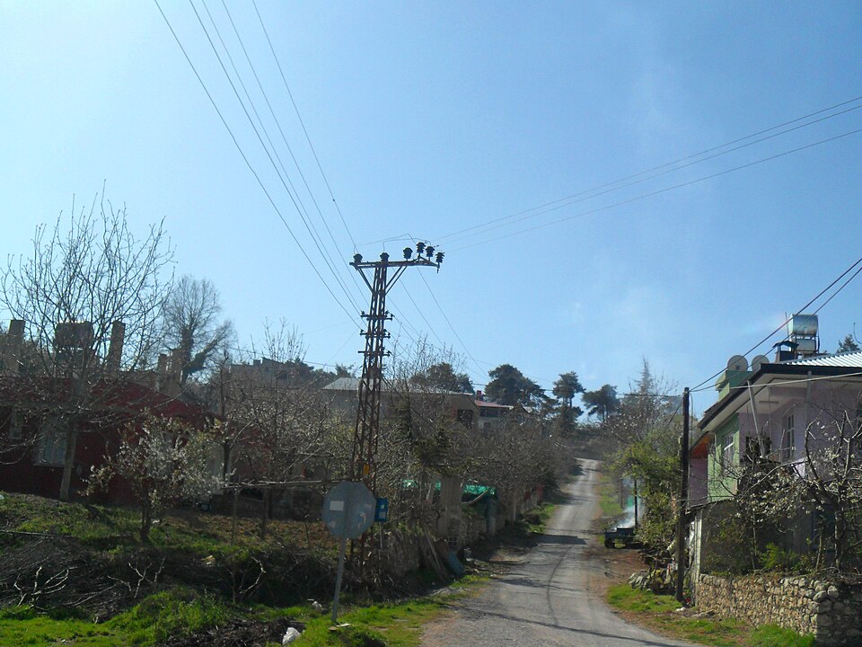 Fayl:Sarıkavak Çamlıyayla Mersin Province.jpg