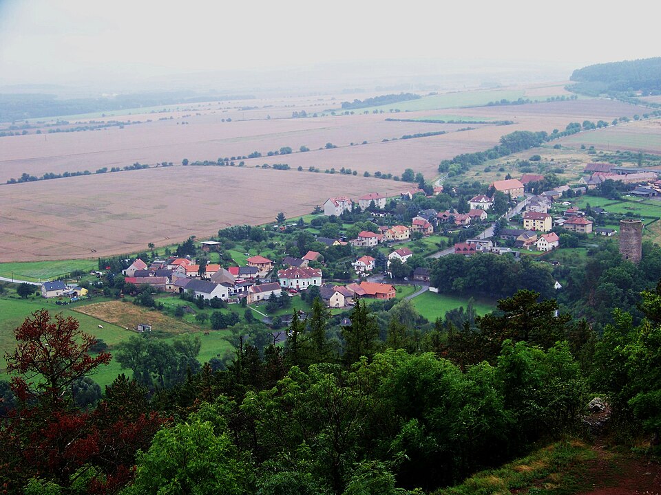 Fayl:Vesnice Točník, z hradu Točník.jpg