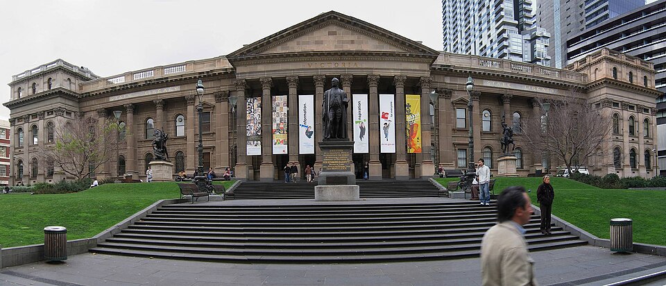 Fayl:Vic State Library Facade Pano,19.07.06.JPG