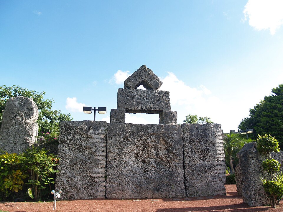 Fayl:Coral Castle 3.jpg