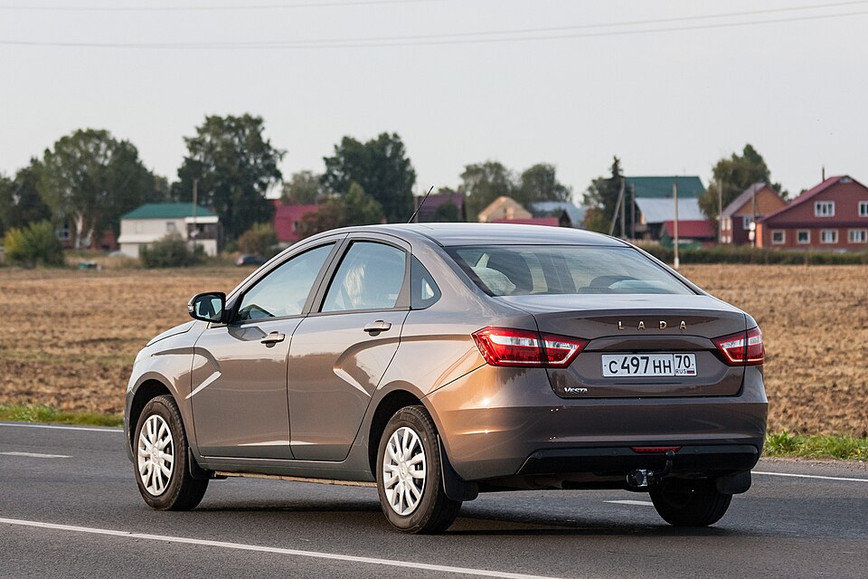 Fayl:Lada Vesta in Tomsk 01.jpg