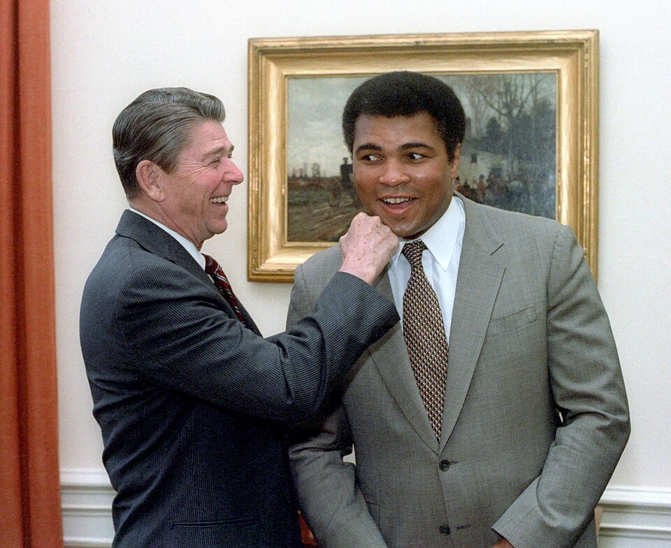 Fayl:MuhammadAliundRonaldReagan.jpg