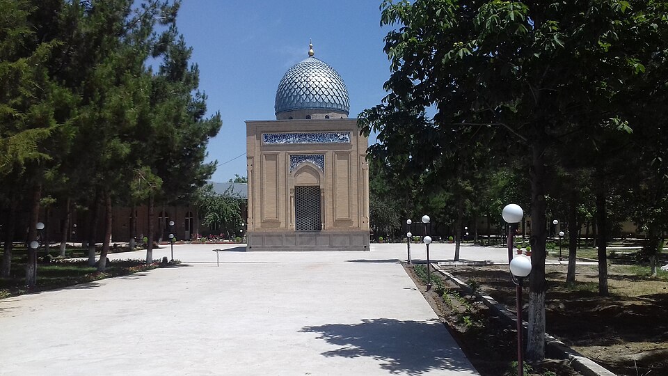 Fayl:Murad Avliya Mausoleum and Courtyard.jpg