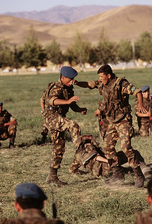 Fayl:Uzbekistani soldiers on manuevers.JPG