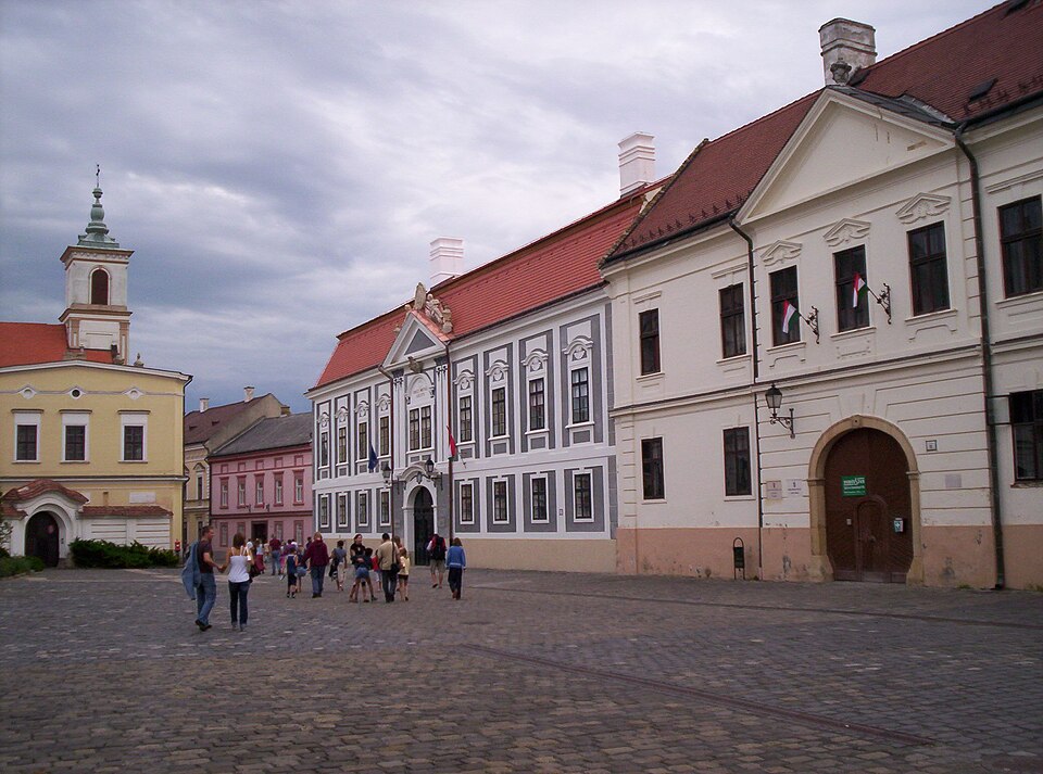 Fayl:Veszprem Szentharomsagter dny.jpg