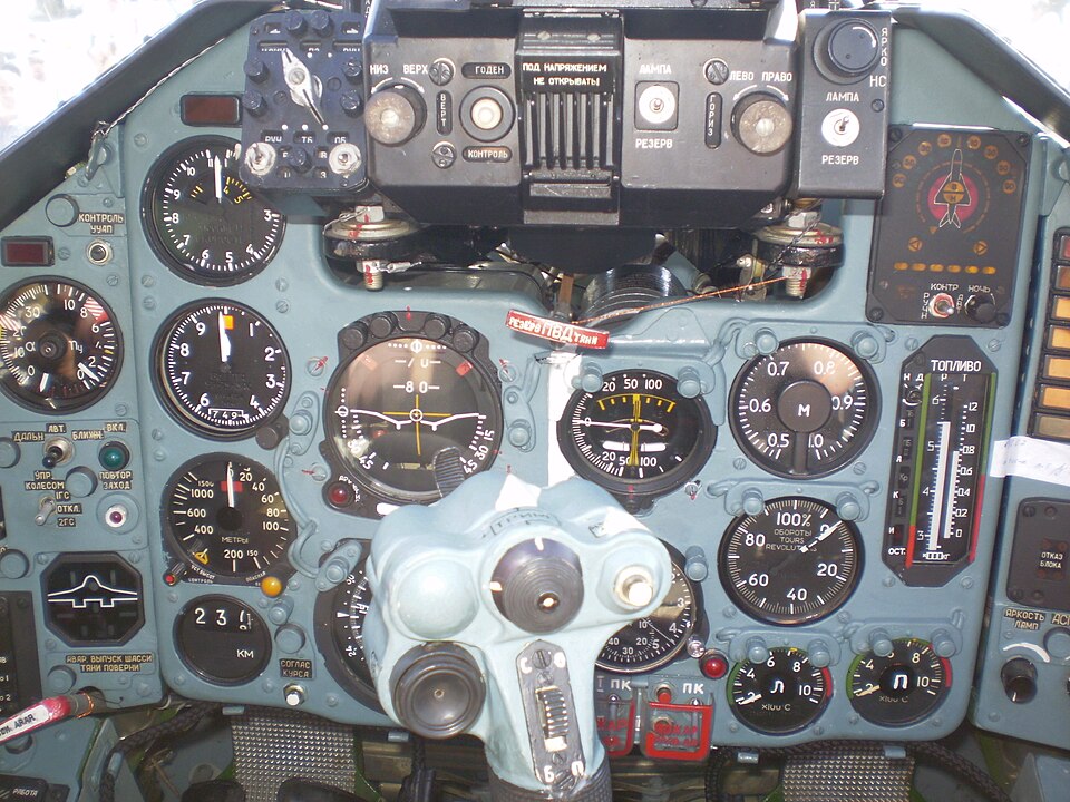 Fayl:Приборная панель штурмовика Су-25.jpg