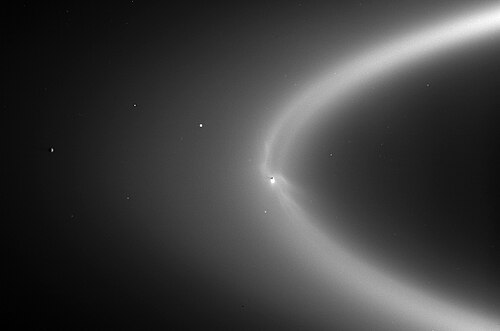 Enceladus Saturnning E halqasi ichida aylanadi.