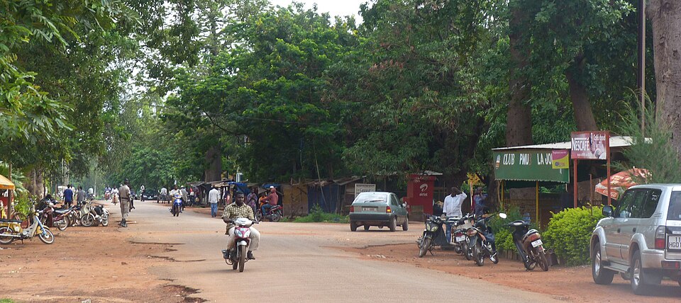 Fayl:Rue à Bobodioulasso.jpg