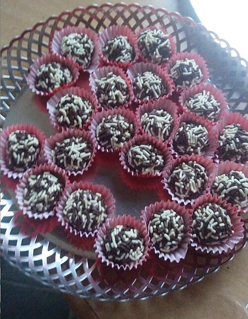 Fayl:Brigadeiros decorados.jpg