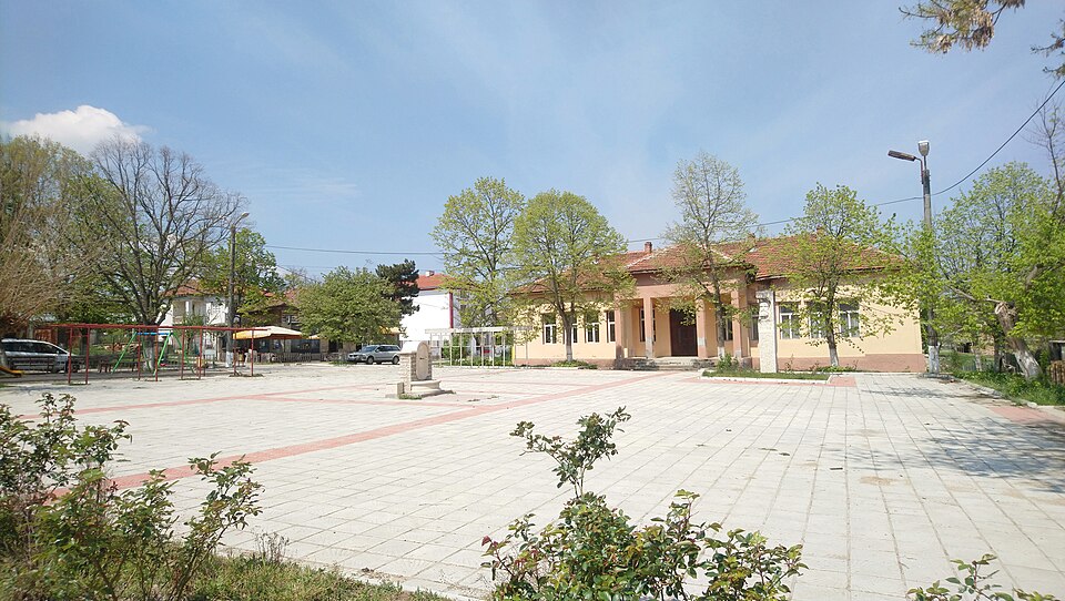Fayl:Dolno Botevo centre.jpg