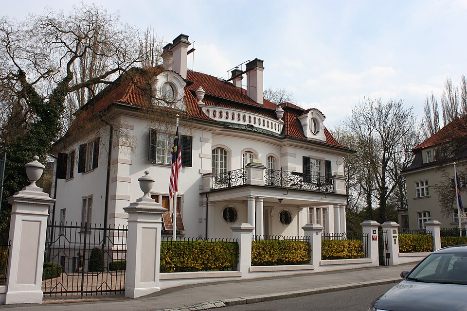 Fayl:Malaysian Embassy Prague 5337.JPG