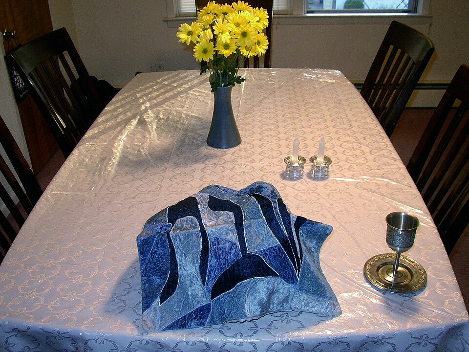 Fayl:Shabbat table setting.jpg