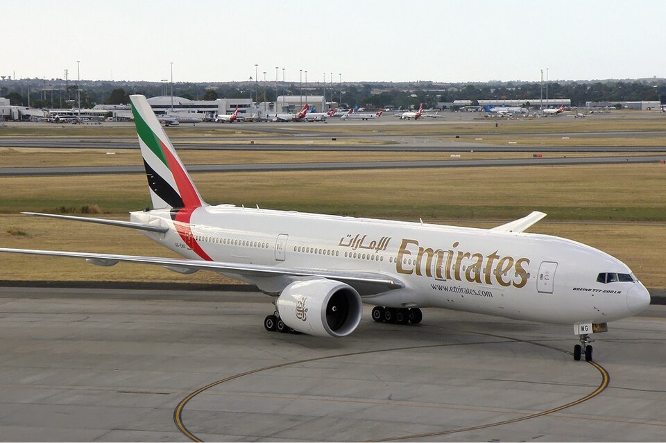 Fayl:Emirates Boeing 777-200LR PER Koch-1.jpg