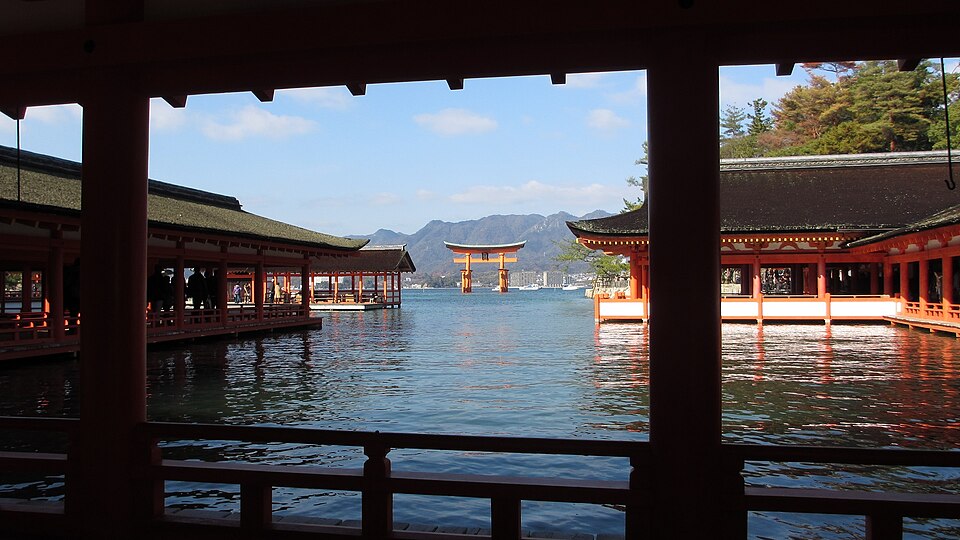 Fayl:Itsukushima Shrine at high tide.jpg