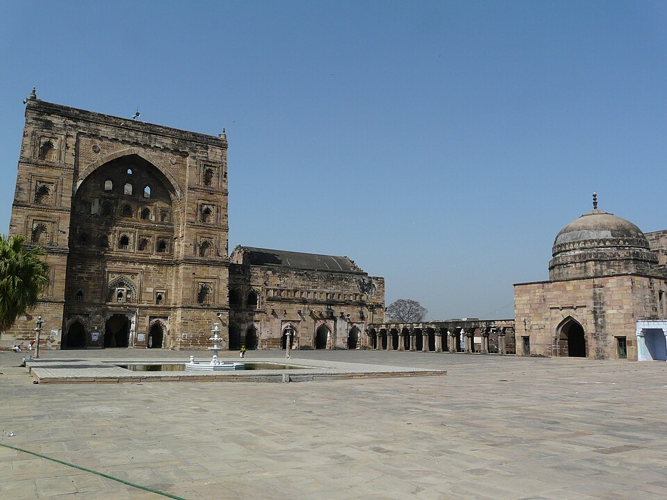 Fayl:Mosque courtyard, Jama Masjid, Jaunpur.jpg