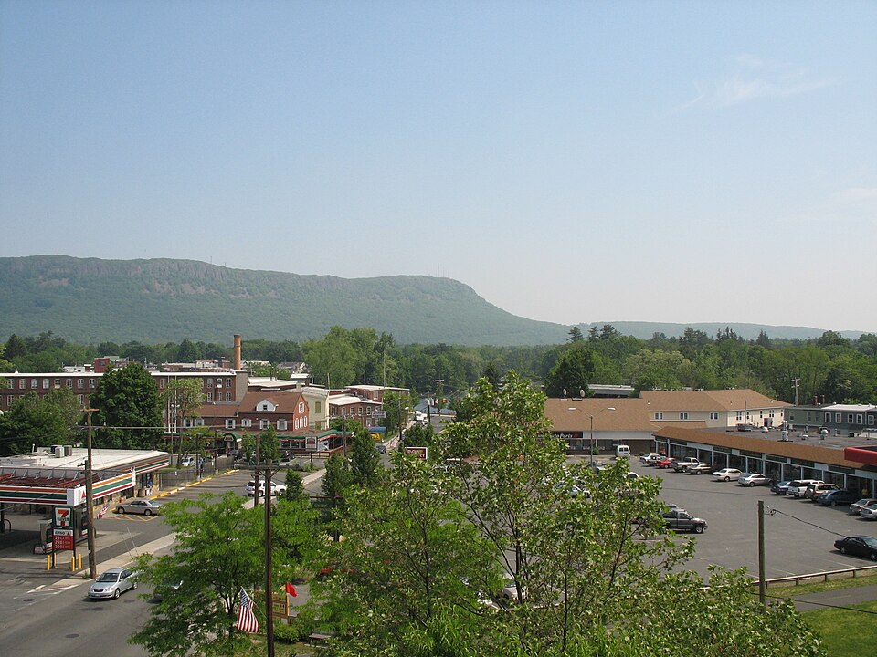Fayl:Mount Tom Easthampton MA.JPG