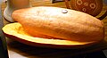 Pushti banan qovoq, kesilgan, urugʻlari olib tashlangan, hajmini solishtirish uchun AQSh choragi bilan.