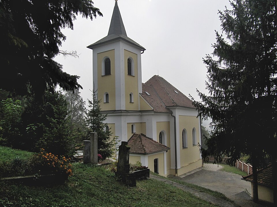 Fayl:Rašovice (VY), kostel.jpg