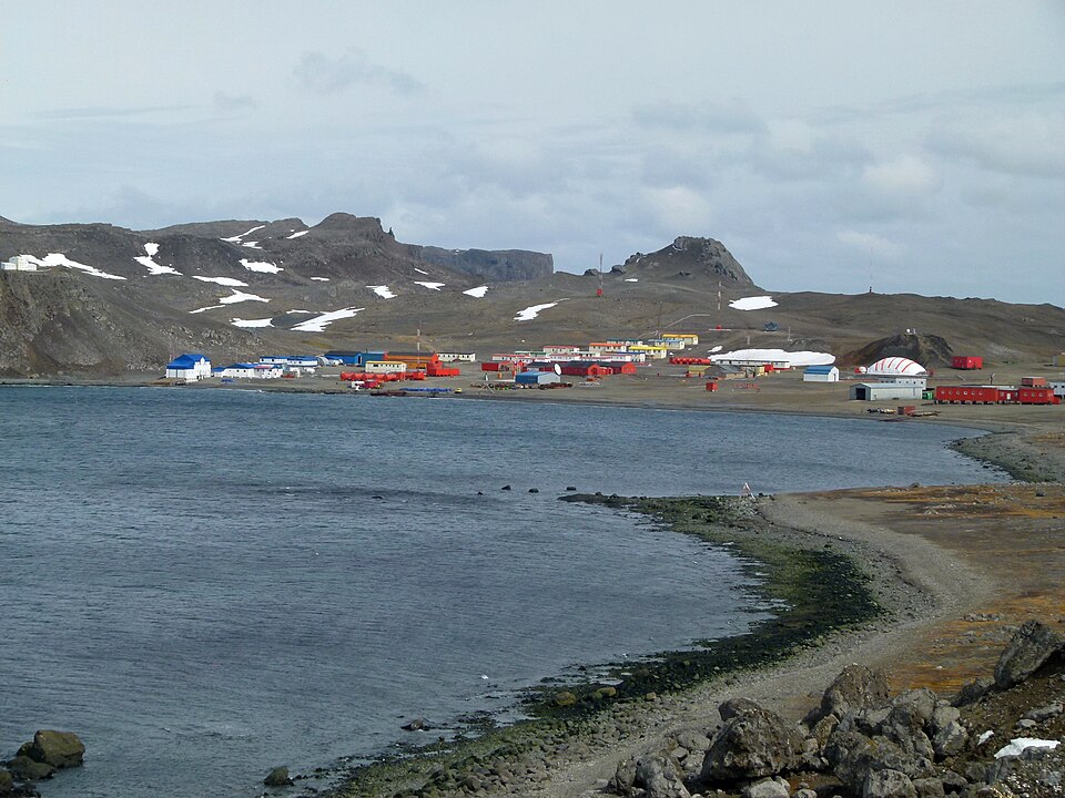 Fayl:Villa-Las-Estrellas-Antarctica.JPG