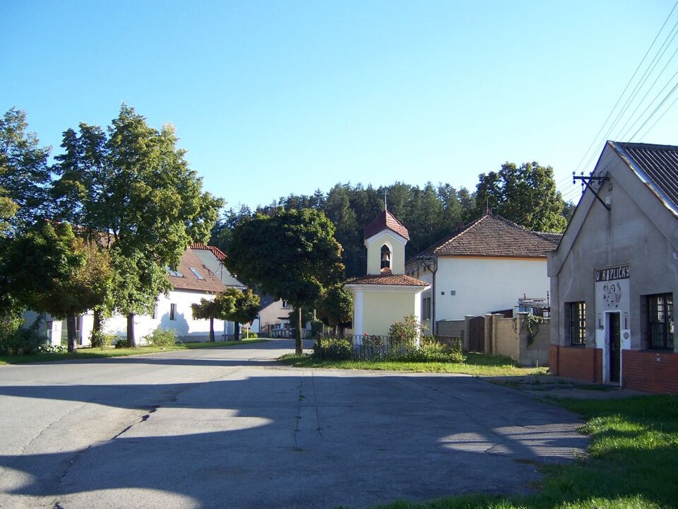 Fayl:Zadní Třebaň, kaplička.jpg