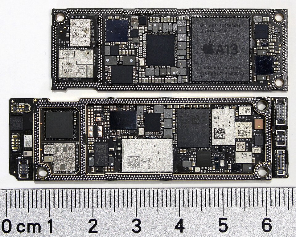 Fayl:A13 APL1W85 iPhone11 mlb 820-01523-A.jpg