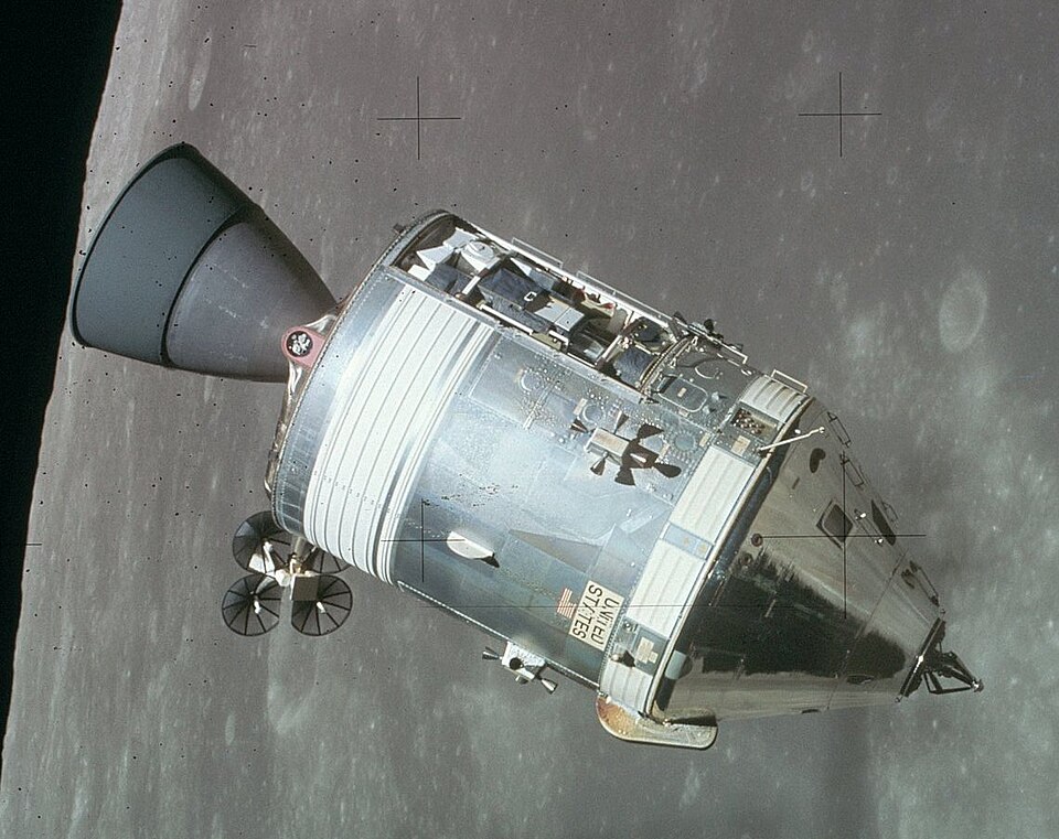 Fayl:Apollo CSM lunar orbit.jpg
