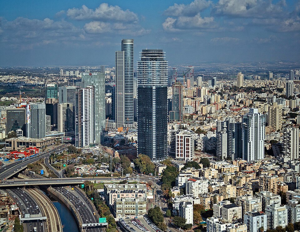 Fayl:Ayalon Highway, Tel Aviv (cropped).jpg