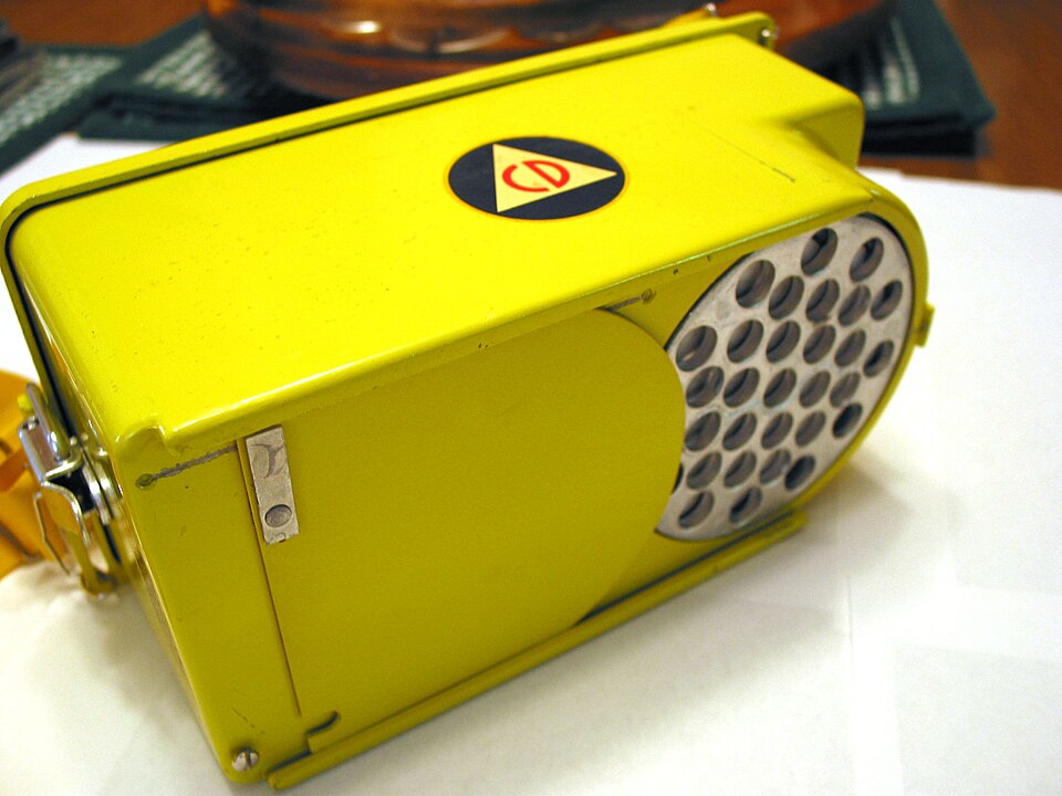 Fayl:CivilDefenseVictoreen720 underside.jpg