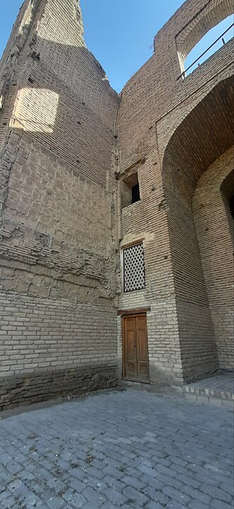 Fayl:Ishratxona maqbarasi.jpg