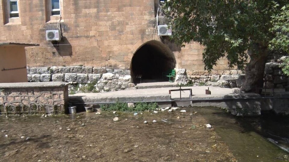 Fayl:Köy camisi ve akarsu.jpg