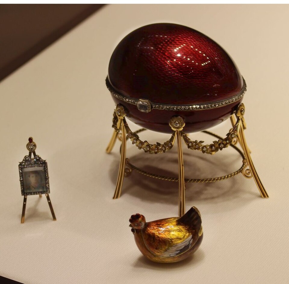 Fayl:Kelch Hen (Fabergé egg).jpg