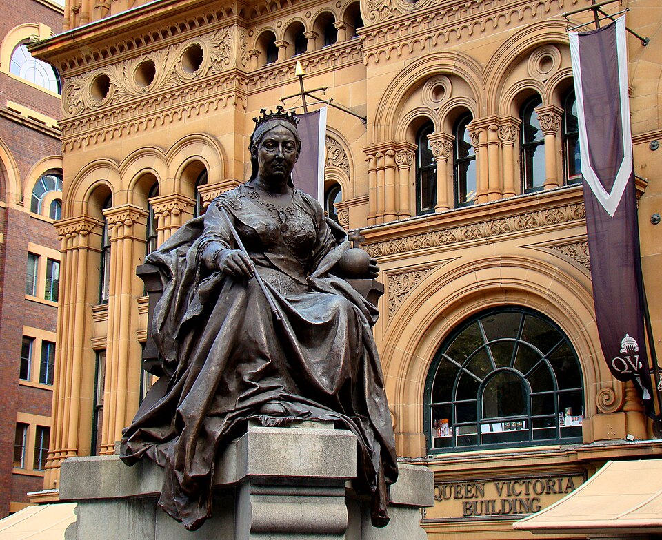 Fayl:Queen-Victoria-Statue-Outside-QV-Building.jpg
