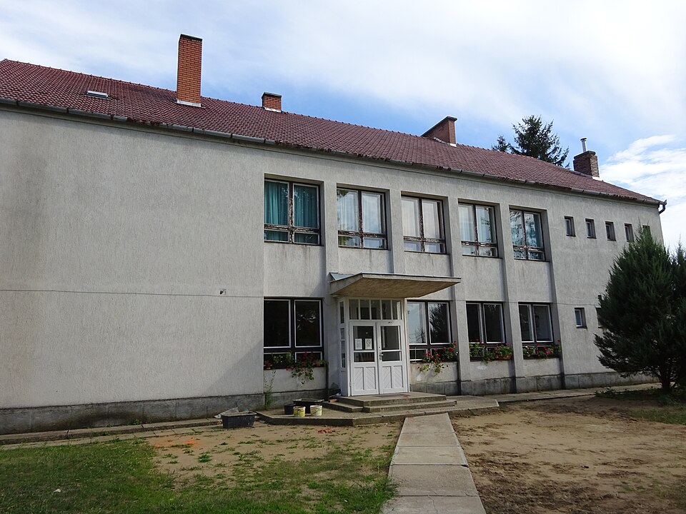 Fayl:Revleanyvar2019iskola.jpg