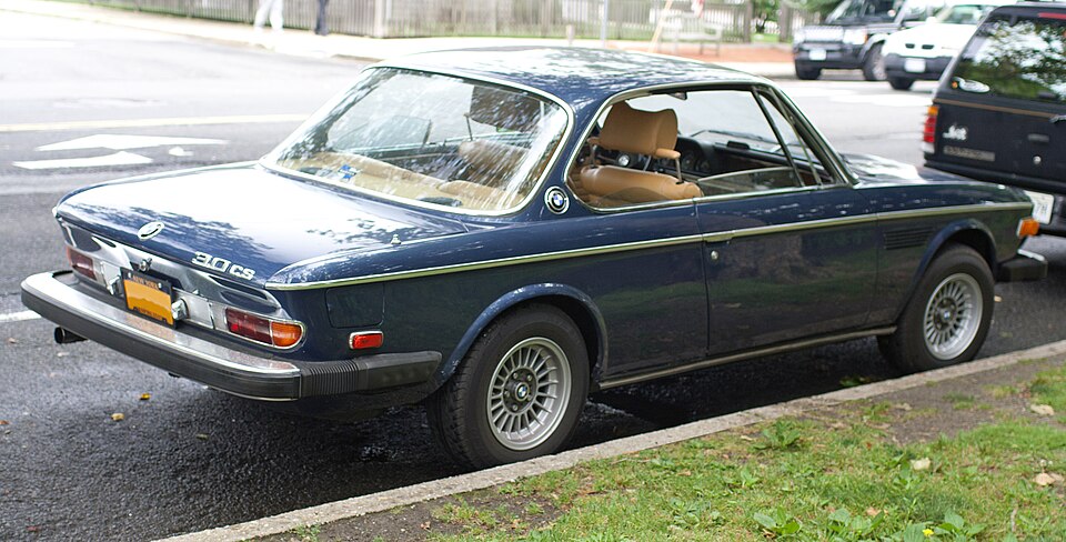 Fayl:1974 BMW 3.0 CS federalized.jpg