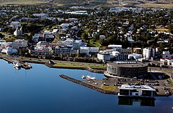 Akureyri shahri markazining yuqoridan ko'rinishi