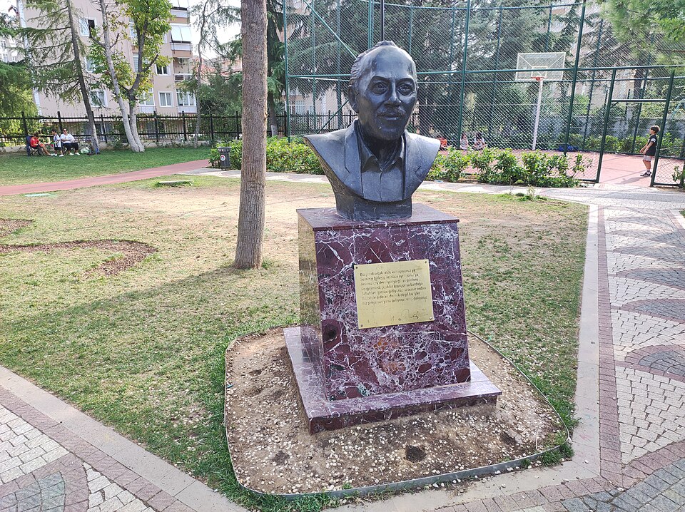 Fayl:Cemal Süreya Bust Maltepe.jpg