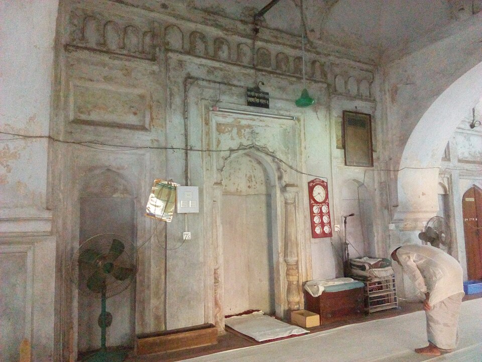 Fayl:Inner Side Of the Mosque.jpg