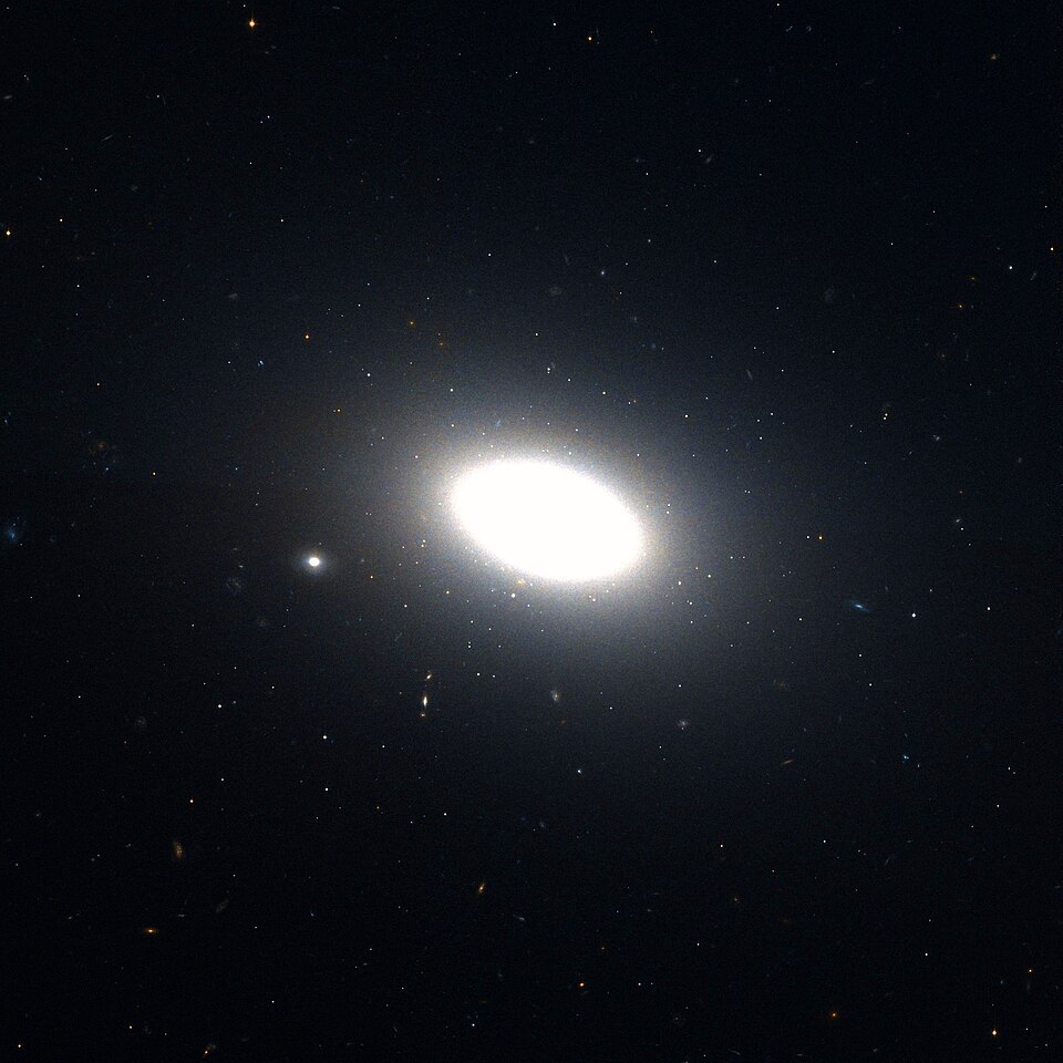 Fayl:NGC 3818 Hubble WikiSky.jpg