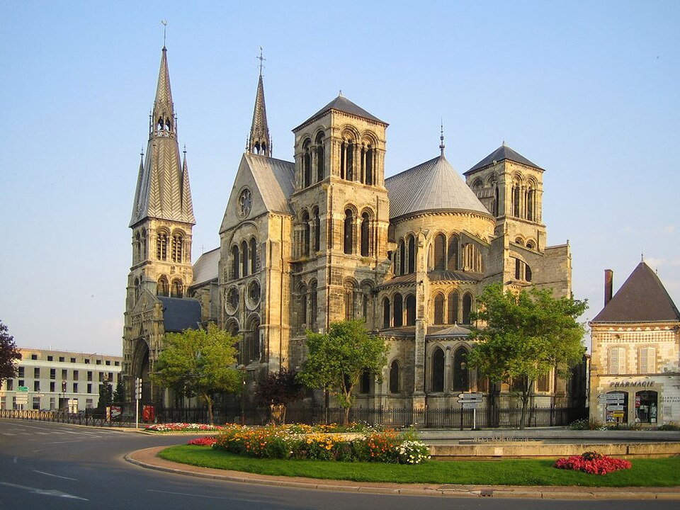 Fayl:Notredamedevaux-chevet.jpg